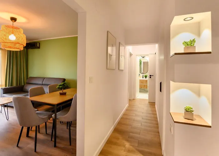 Oasis • 2br Ultracentral • Ac