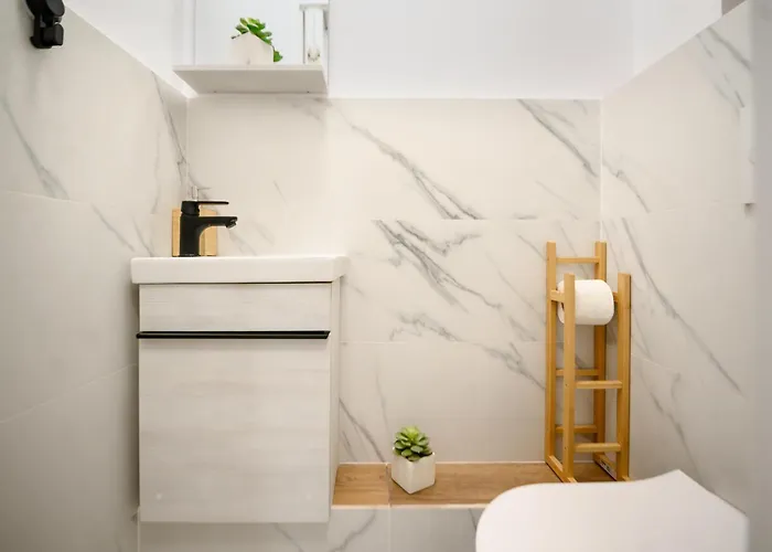 Oasis • 2br Ultracentral • Ac *