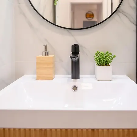 Oasis • 2br Ultracentral • Ac *