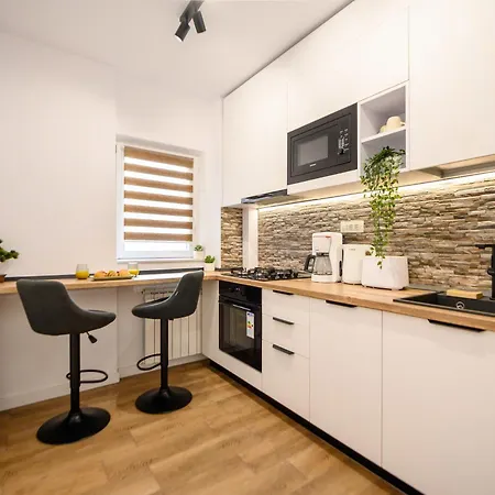 Oasis • 2br Ultracentral • Ac *