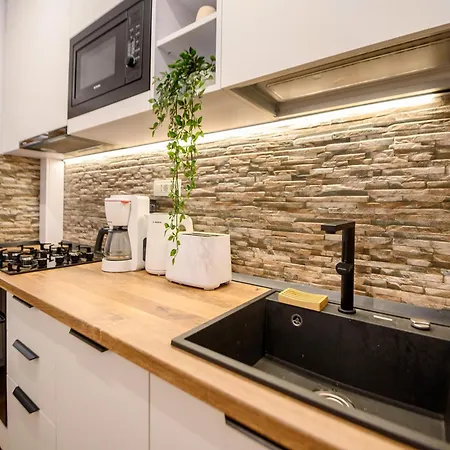 Oasis • 2br Ultracentral • Ac