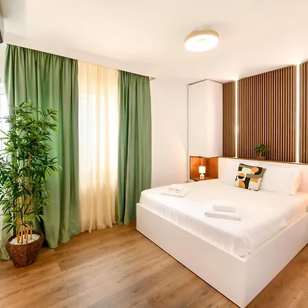 Oasis • 2br Ultracentral • Ac *