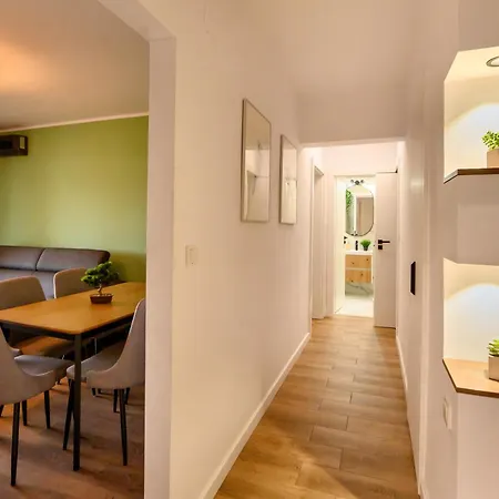 Oasis • 2br Ultracentral • Ac