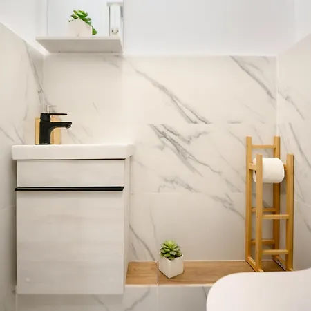 Oasis • 2br Ultracentral • Ac *