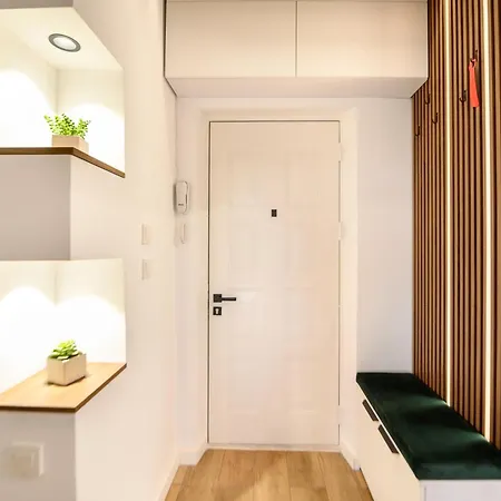 Oasis • 2br Ultracentral • Ac