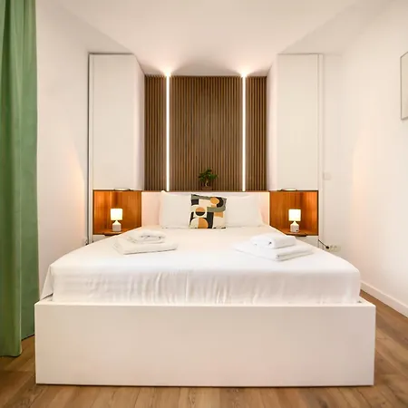 Oasis • 2br Ultracentral • Ac