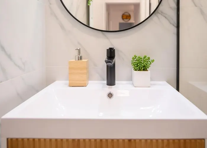 Oasis • 2br Ultracentral • Ac *