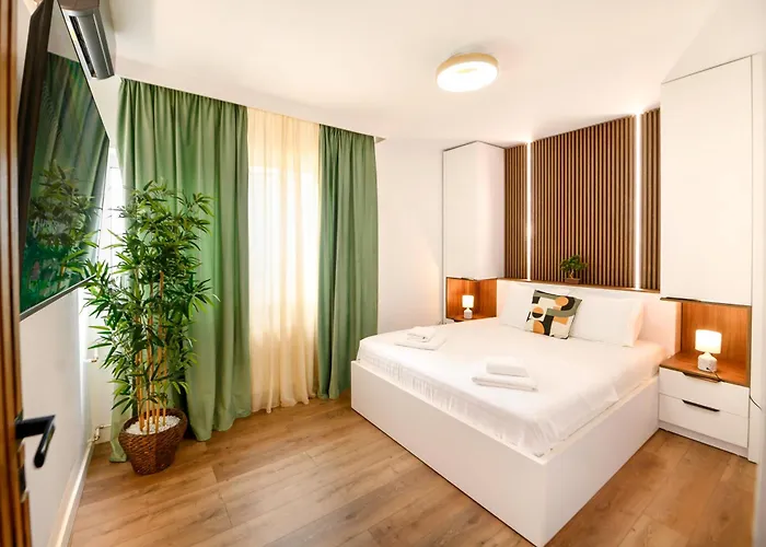 Oasis • 2br Ultracentral • Ac *