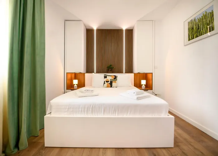 Oasis • 2br Ultracentral • Ac