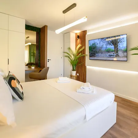 Oasis • 2br Ultracentral • Ac *