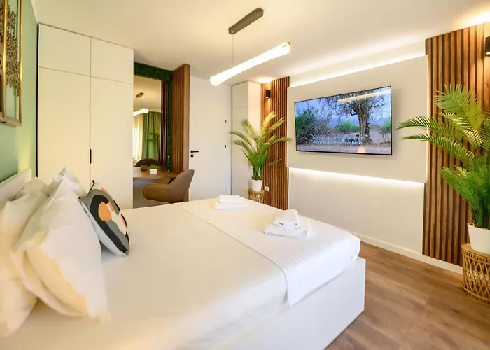 Oasis • 2br Ultracentral • Ac *